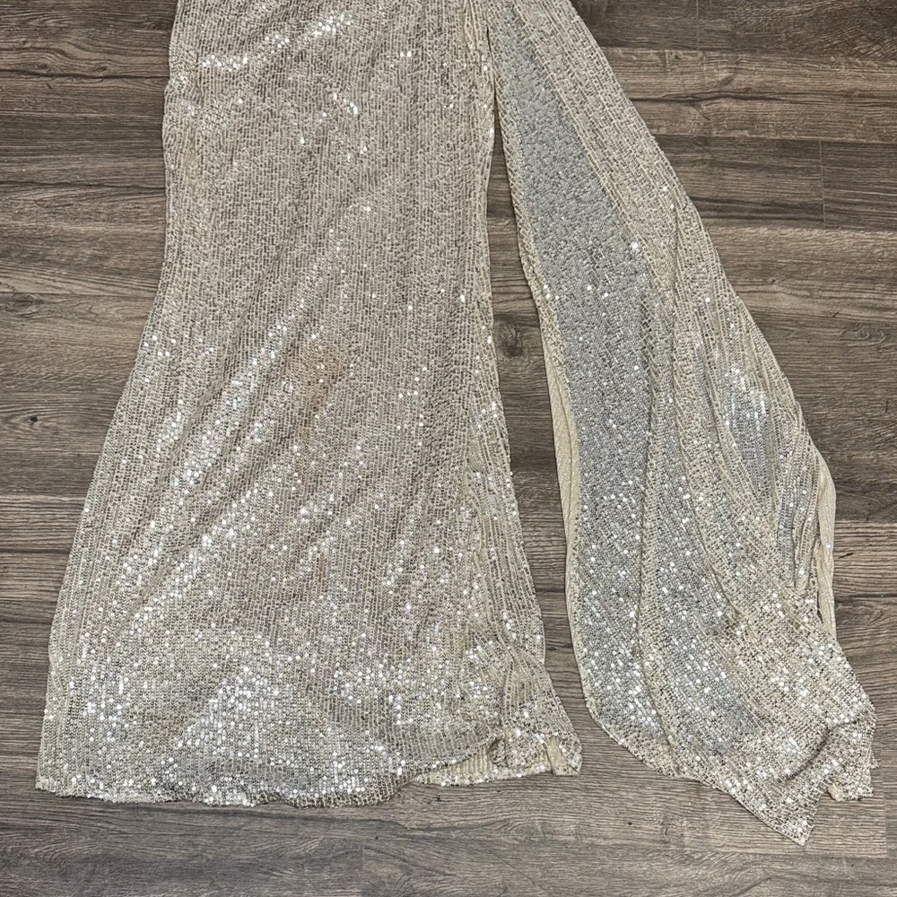Elegant Gold Sequin One-Shoulder Dress - Picture 5 of 9